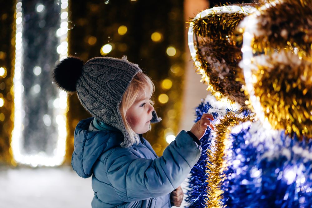 child looking at the new year s festive decoration 2022 11 11 07 52 19 utc