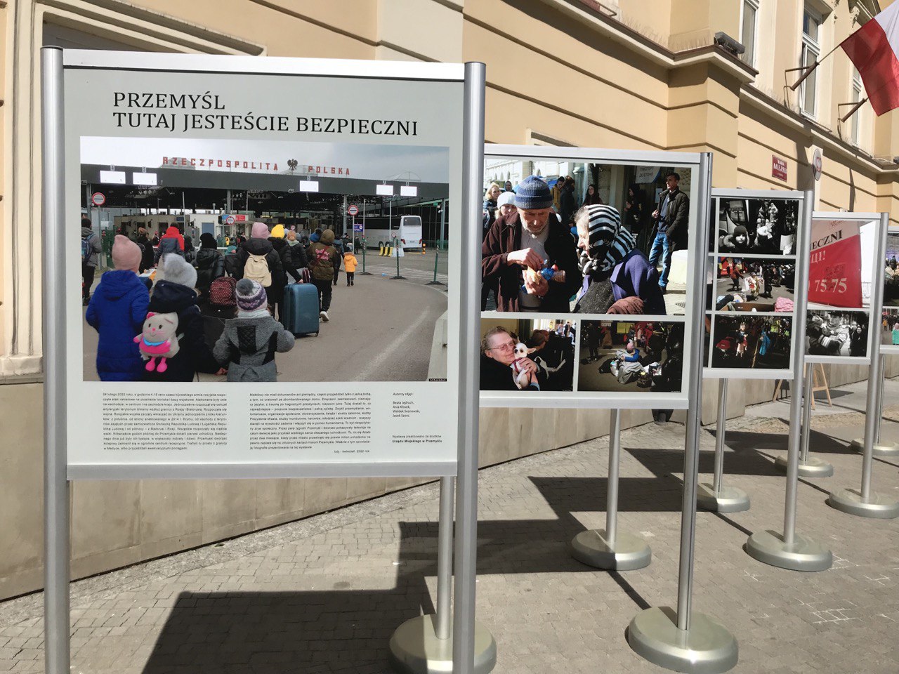 виставка біля міськради Перемишля травень 2022