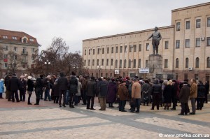 Кіровоград. Молодіжний журнал "Гречка" www.gre4ka.info  Театрали втретє пікетували Кіровоградську ОДА