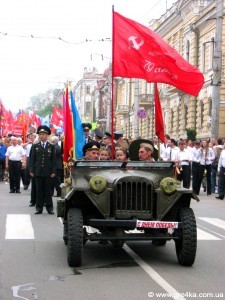 Кіровоград. Молодіжний журнал "Гречка" www.gre4ka.info В черзі з квітами та за кашею. День Перемоги в Кіровограді(ФОТО)