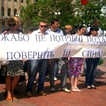 Кіровоград. Молодіжний журнал "Гречка" www.gre4ka.com.ua Ані Жабо не потрібні подарунки. Поверніть їй сина!(ФОТО)
