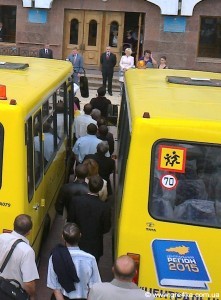 Кіровоград. Молодіжний журнал "Гречка" www.gre4ka.info В Кіровограді Табачника зустріли пікетом і приготували гарбуза(ФОТО, ВІДЕО)