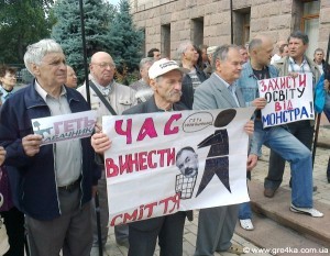 Кіровоград. Молодіжний журнал "Гречка" www.gre4ka.info В Кіровограді Табачника зустріли пікетом і приготували гарбуза(ФОТО, ВІДЕО)