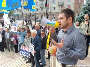 Кіровоград. Молодіжний журнал "Гречка" www.gre4ka.info В Кіровограді Табачника зустріли пікетом і приготували гарбуза(ФОТО, ВІДЕО)