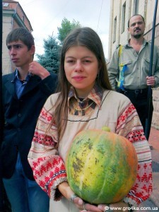 Кіровоград. Молодіжний журнал "Гречка" www.gre4ka.info В Кіровограді Табачника зустріли пікетом і приготували гарбуза(ФОТО, ВІДЕО)