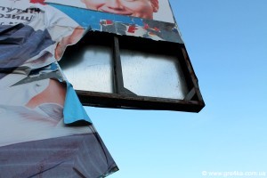 Кіровоград. Молодіжний журнал "Гречка" www.gre4ka.info  В Кіровограді продовжують нищити білборди кандидатів(ФОТОФАКТ)