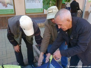 Кіровоград. Молодіжний журнал "Гречка" www.gre4ka.info На Кіровоградщині опозицію поливають брудом і фарбою(ФОТО)