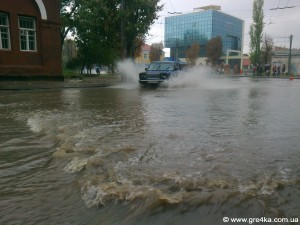 Кіровоград. Молодіжний журнал "Гречка" www.gre4ka.info У Кіровограді для реконструкції площі пиляють дерева(ФОТОФАКТ)
