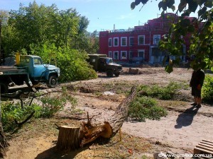 Кіровоград. Молодіжний журнал "Гречка" www.gre4ka.info У Кіровограді для реконструкції площі пиляють дерева(ФОТОФАКТ)