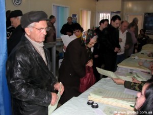Кіровоград. Молодіжний журнал "Гречка" www.gre4ka.info   В Кіровограді проголосувало 23.3% виборців(ФОТО)
