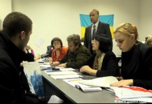 Кіровоград. Молодіжний журнал "Гречка" www.gre4ka.info   В Кіровограді член ОВК від ПР розірвав протокол(ФОТО,ВІДЕО)