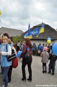 Кіровоград. Молодіжний журнал "Гречка" www.gre4ka.info На Хортиці козакували під прапорами "Партії регіонів"(ФОТО)