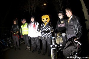  Кіровоград. Молодіжний журнал "Гречка" www.gre4ka.info Вело-хеллоуін - позитивна нечисть на роверах (ФОТО,ВІДЕО)