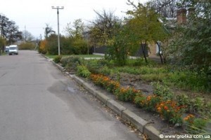 Кіровоград. Молодіжний журнал "Гречка" www.gre4ka.info Машинам - дорогу, людям - тротуар?