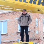 Кіровоград. Молодіжний журнал "Гречка" www.gre4ka.com.ua Кіровоградці "тілами" перешкоджали роботі крану, що зводив мобільну вежу(ФОТО,ВІДЕО)