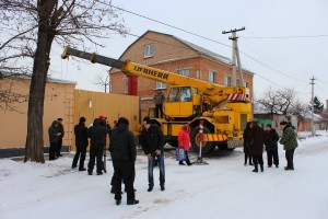 Кіровоград. Молодіжний журнал "Гречка" www.gre4ka.info      Кіровоградці "тілами" перешкоджали роботі крану, що зводив мобільну вежу(ФОТО,ВІДЕО)