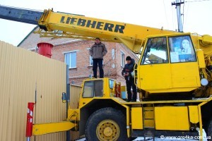 Кіровоград. Молодіжний журнал "Гречка" www.gre4ka.info      Кіровоградці "тілами" перешкоджали роботі крану, що зводив мобільну вежу(ФОТО,ВІДЕО)