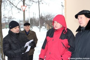 Кіровоград. Молодіжний журнал "Гречка" www.gre4ka.info      Кіровоградці "тілами" перешкоджали роботі крану, що зводив мобільну вежу(ФОТО,ВІДЕО)Кіровоград. Молодіжний журнал "Гречка" www.gre4ka.info      Кіровоградці "тілами" перешкоджали роботі крану, що зводив мобільну вежу(ФОТО,ВІДЕО)