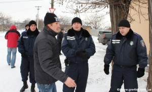 Кіровоград. Молодіжний журнал "Гречка" www.gre4ka.info      Кіровоградці "тілами" перешкоджали роботі крану, що зводив мобільну вежу(ФОТО,ВІДЕО)