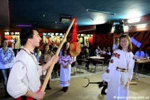  Кіровоград. Молодіжний журнал "Гречка" www.gre4ka.info У Кіровограді танцювали та гадали на Андріївських вечорницях(ФОТО) Кіровоград. Молодіжний журнал "Гречка" www.gre4ka.info У Кіровограді танцювали та гадали на Андріївських вечорницях(ФОТО)