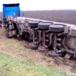 Кіровоград. Молодіжний журнал "Гречка" www.gre4ka.info На Кіровоградщині перекинувся молоковоз(ФОТО)