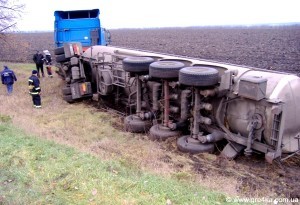 Кіровоград. Молодіжний журнал "Гречка" www.gre4ka.info На Кіровоградщині перекинувся молоковоз(ФОТО)