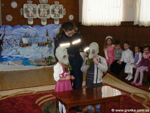 Маленьким кіровоградцям Миколай дозволив приміряти протигаз