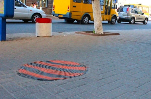 www.gre4ka.info - Інформаційний портал Гречка.Кіровоград: авторів георгіївських стрічох на люках змусять їх замалювати(ВІДЕО).