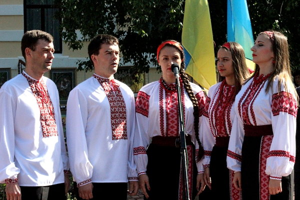 www.gre4ka.info - Інформаційний портал Гречка.Кіровоград: держслужбовці на чолі з губернатором вшанували Кобзаря (ВІДЕО).