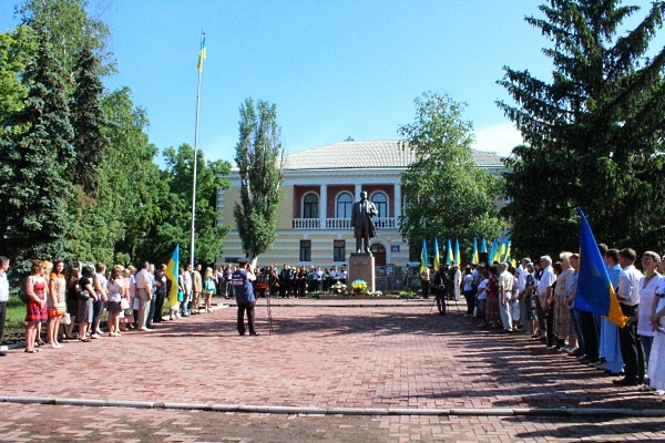 www.gre4ka.info - Інформаційний портал Гречка.Кіровоград: держслужбовці на чолі з губернатором вшанували Кобзаря (ВІДЕО).