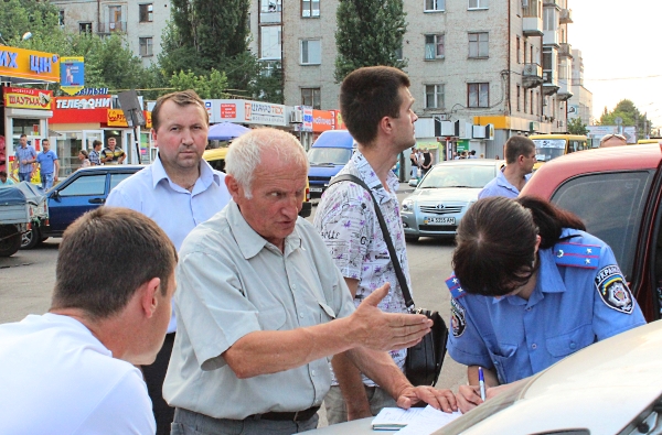 www.gre4ka.info - Інформаційний портал Гречка.Коли кіровоградського підприємця затримували правоохоронці, озброєні чоловіки збирали його врожай(ВІДЕО).