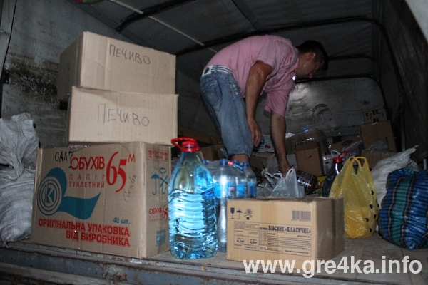 Кіровоградські волонтери передали продукти харчування, воду та дитячі малюнки бійцям 17 батальйону територіальної оборони з міста Кіровограда, що нині перебувають в Запорізькій області. Передачу для українських військовослужбовців зібрали жителі Олександрівки. До доброї справи долучились і євромайданівці з Кіровограда.  