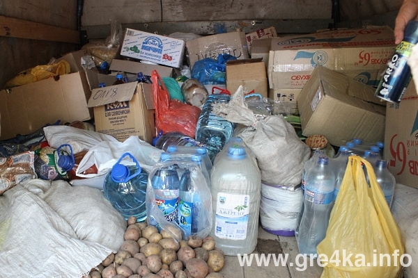 Кіровоградські волонтери передали продукти харчування, воду та дитячі малюнки бійцям 17 батальйону територіальної оборони з міста Кіровограда, що нині перебувають в Запорізькій області. Передачу для українських військовослужбовців зібрали жителі Олександрівки. До доброї справи долучились і євромайданівці з Кіровограда.  