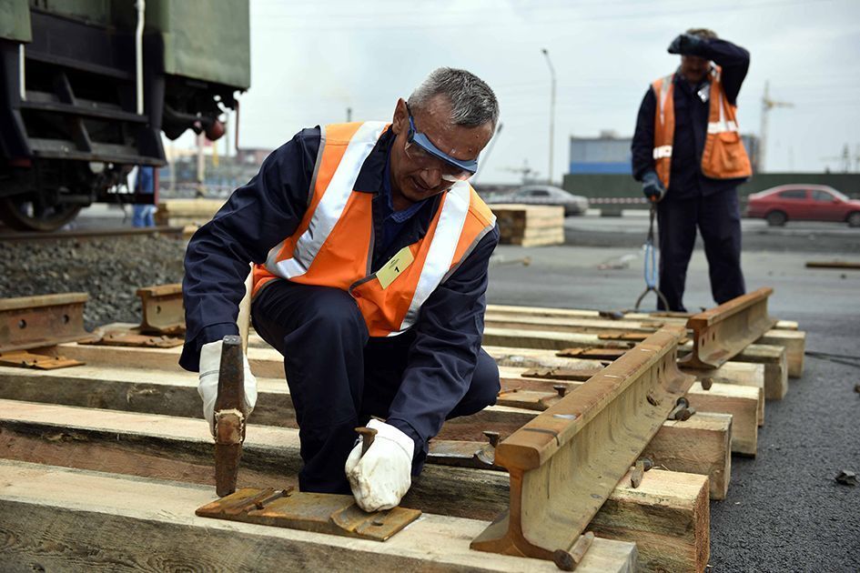 robota v polshchi monter zaliznichnih kolii 14 zl v photo e639