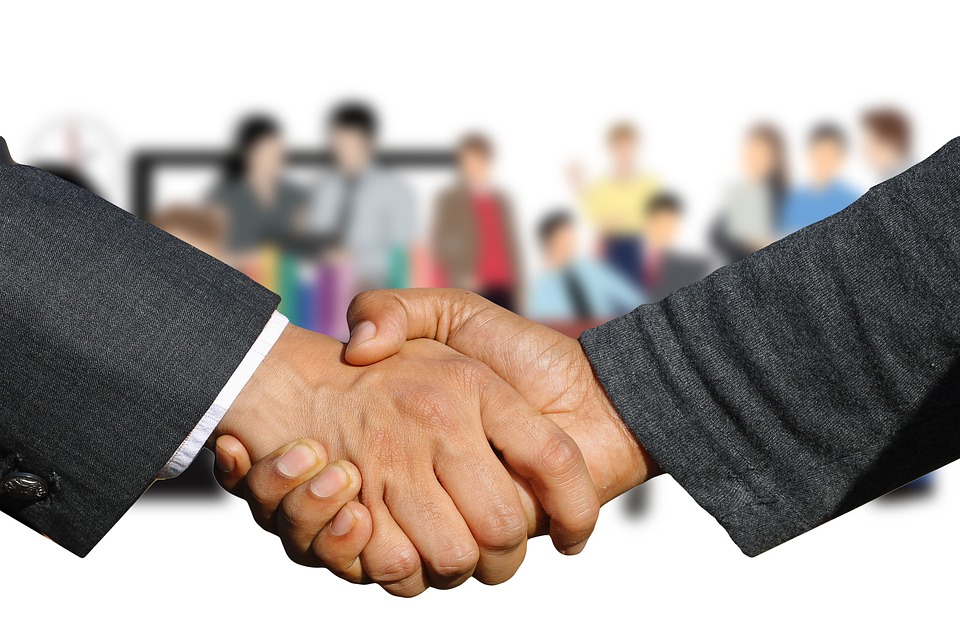 shaking hands 3641639 960 720