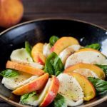 salat kapreze s persikami 3