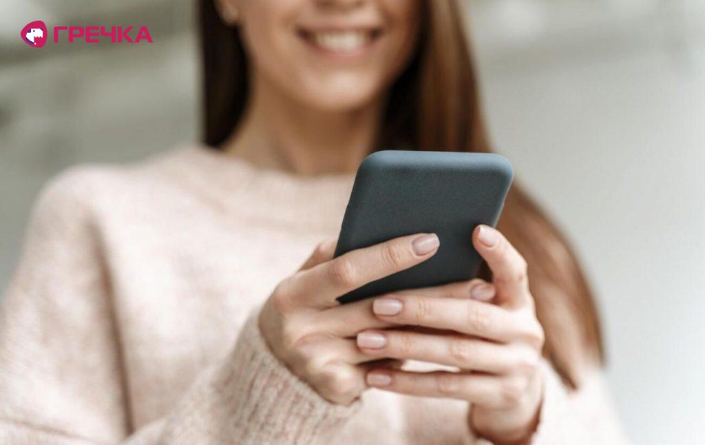 portrait young business woman with mobile 1 1300x820