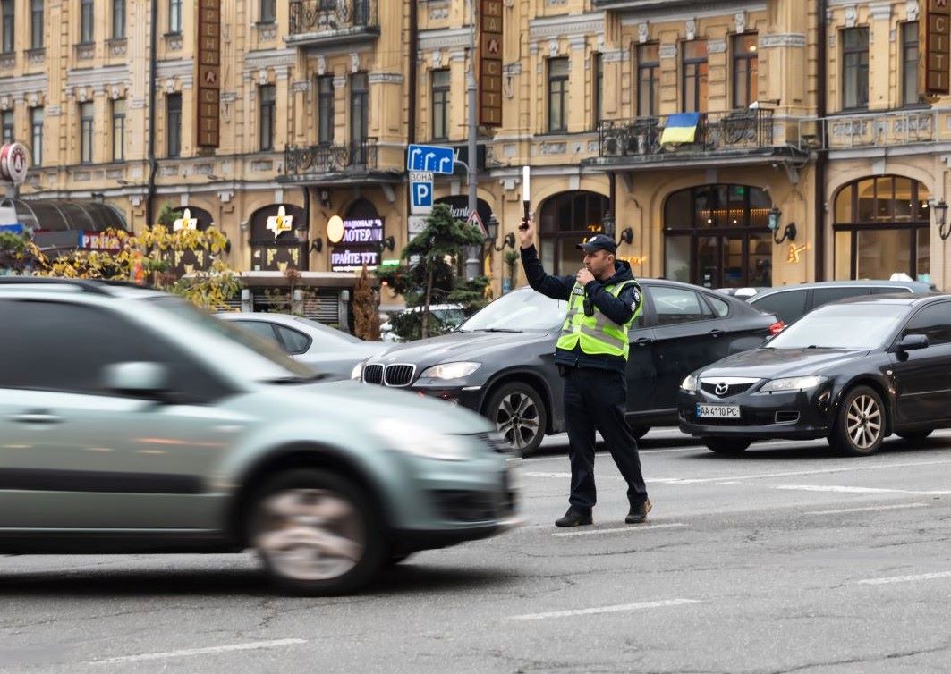 Як працює регулювальник на перехрестях: інструкція для водіїв і ...