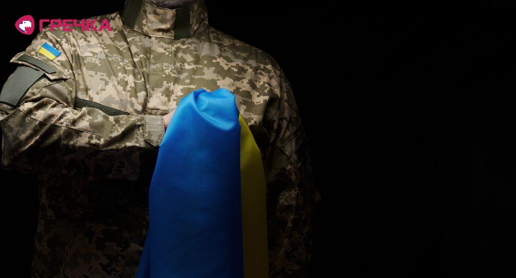 ukrainian soldier holds a flag of the independent 2022 05 01 23 54 27 utc