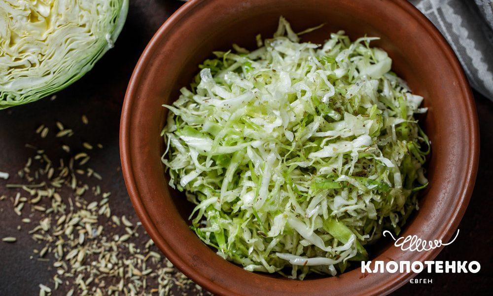 salat iz molodoy kapusty s zernami fenkhelya i aromatnym maslom siteweb 1000x600