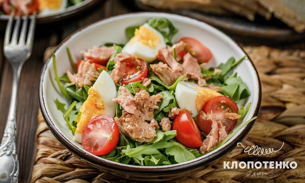 salat z rukoloyu i tuntsem img 1000x600