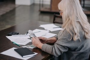 Pensionerka dokumentu groshi