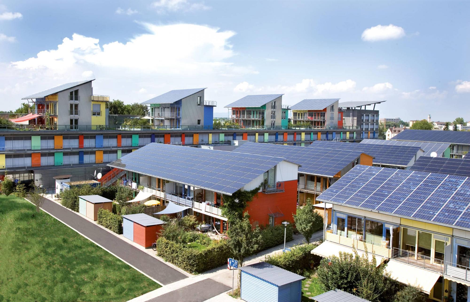Solarsiedlung im Hintergrund das Sonnenschiff