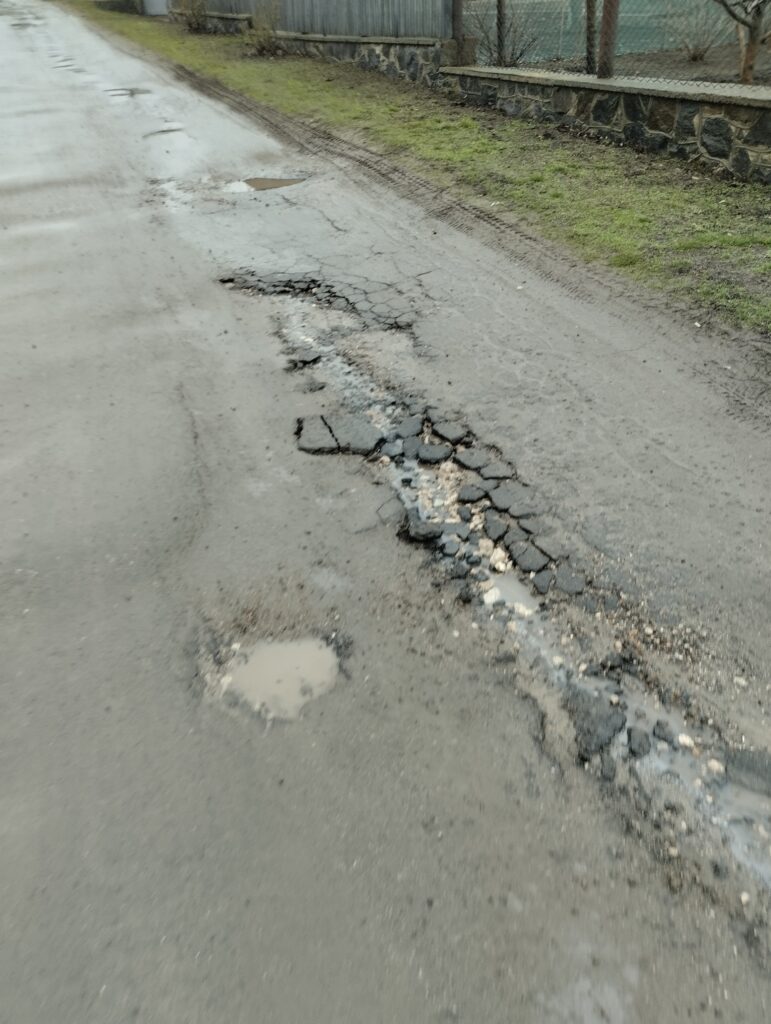 руйнування на дорозі Перегонівки