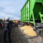 Висипане українське зерно на кордоні з Польщею