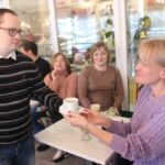 акція кав’ярня офіціант з синдромом Дауна