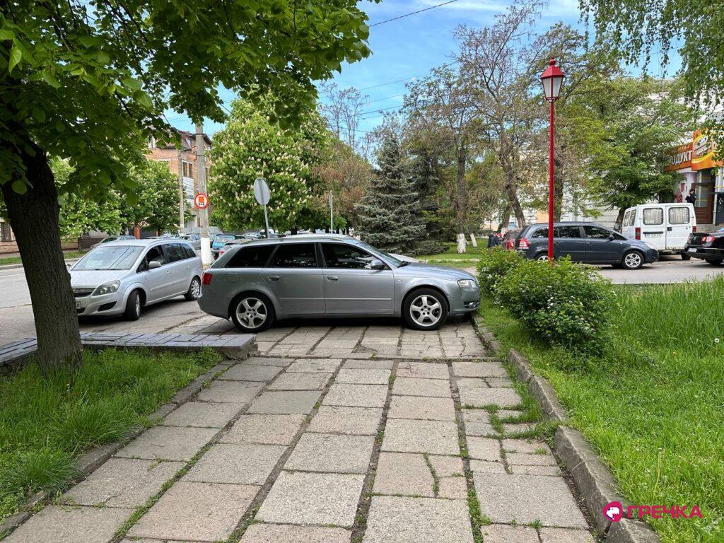 машина перекриває тротуар