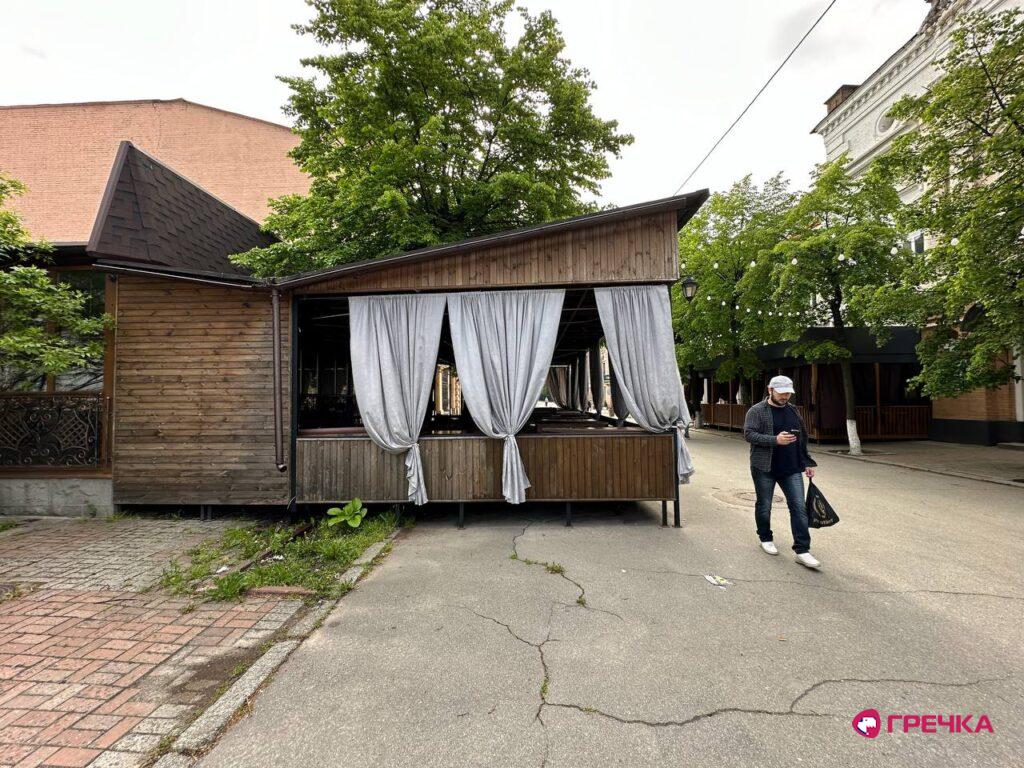 літній майданчик перекриває тротуар