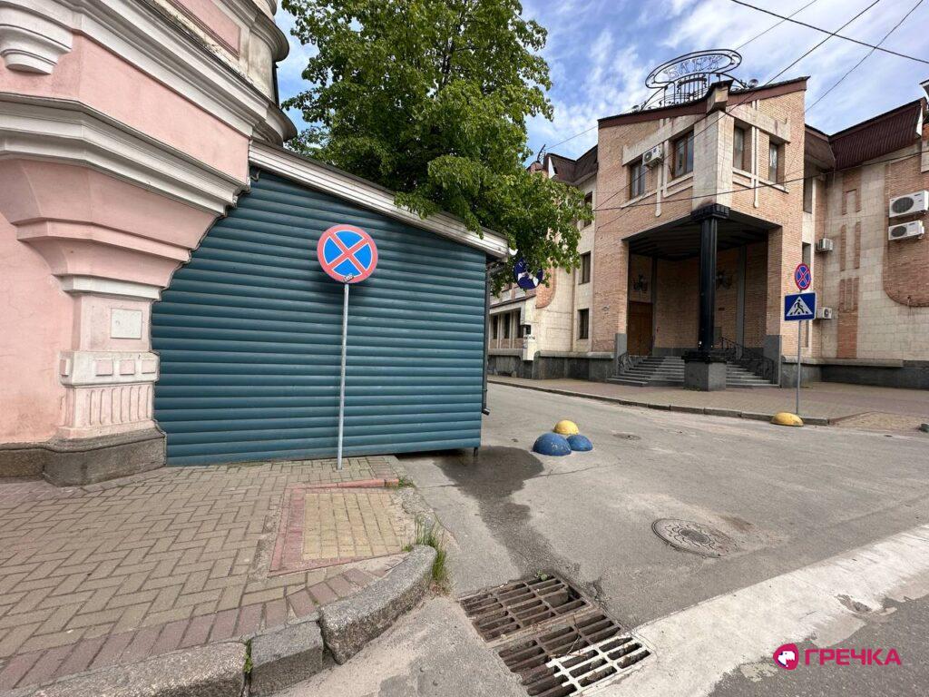 літній майданчик кафе перекриває тротуар