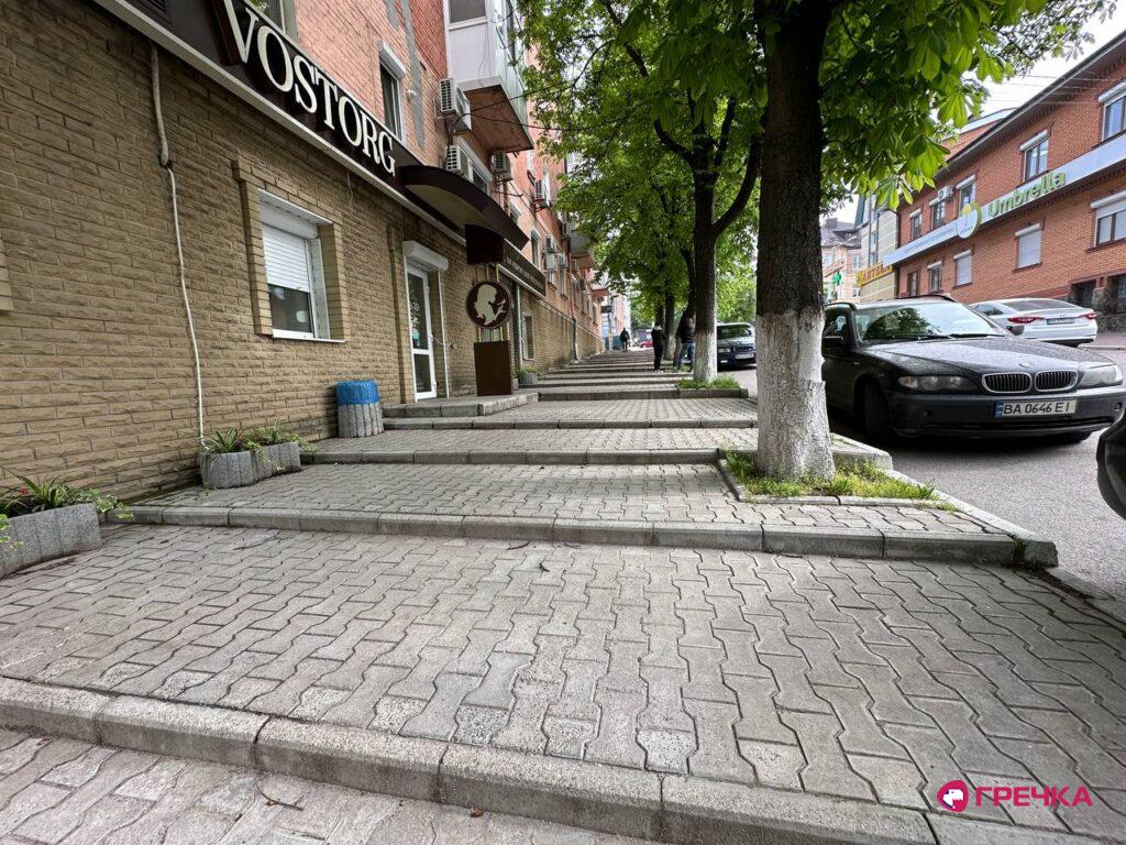 тротуар зі сходинками незручний для маломобільних людей